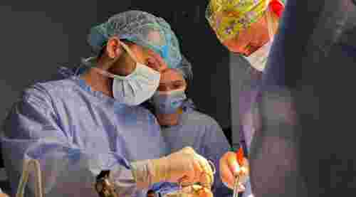 56-річній пацієнтці хірурги  видалили велику пухлину і частину печінки через невеликі проколи 