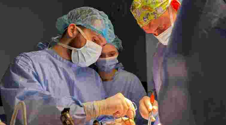 56-річній пацієнтці хірурги  видалили велику пухлину і частину печінки через невеликі проколи 