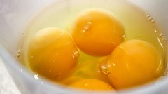 Від пляшки до часнику: чим можна швидко відокремити жовток від білка