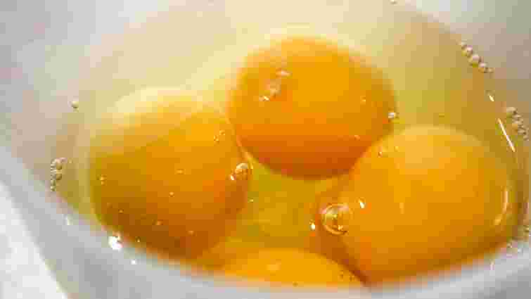 Від пляшки до часнику: чим можна швидко відокремити жовток від білка