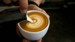 Вінчик, блендер чи звичайна банка: як збити молоко в піну для кави