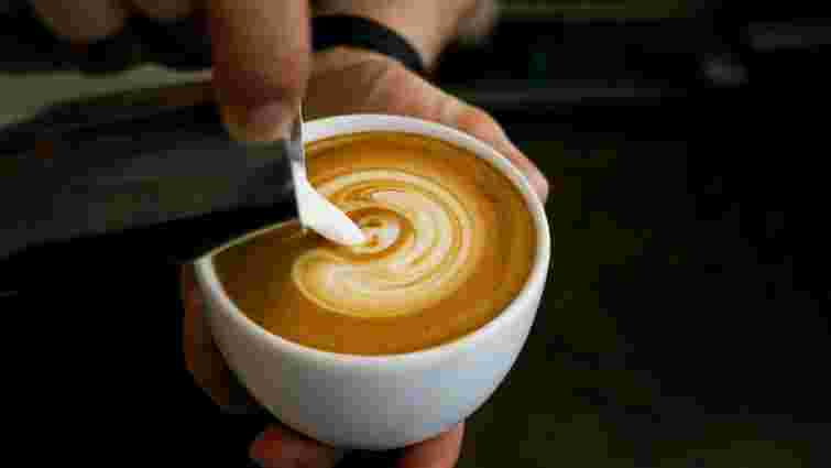 Вінчик, блендер чи звичайна банка: як збити молоко в піну для кави