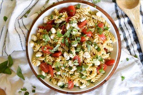 Паста-салат із капусти кале у стилі «Цезар». Рецепт дня