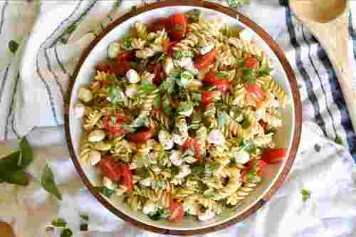 Паста-салат із капусти кале у стилі «Цезар». Рецепт дня