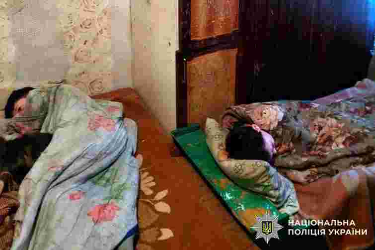 Через жебрацтво та антисанітарію у матері на Хмельниччині вилучили п’ятьох дітей