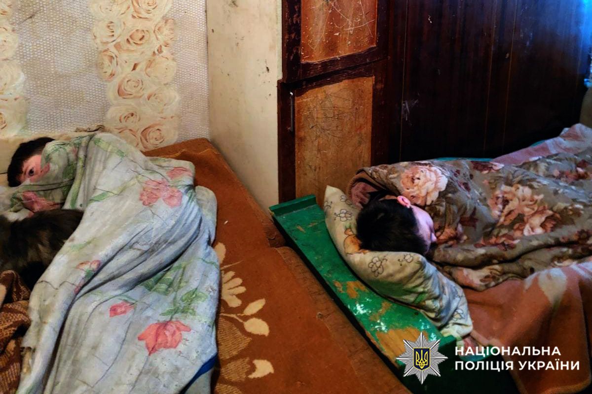 Через жебрацтво та антисанітарію у матері на Хмельниччині вилучили п’ятьох дітей