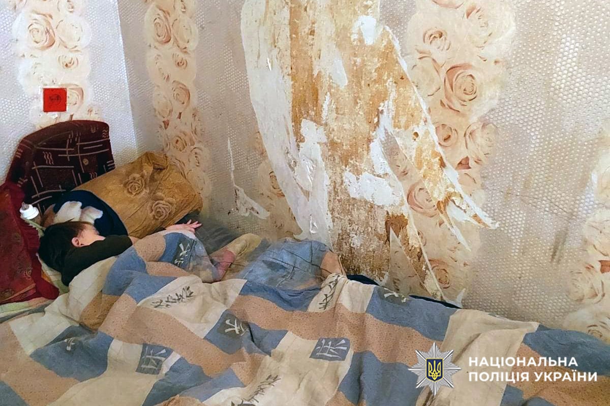 Помешкання, в якому перебували діти (фото поліції)