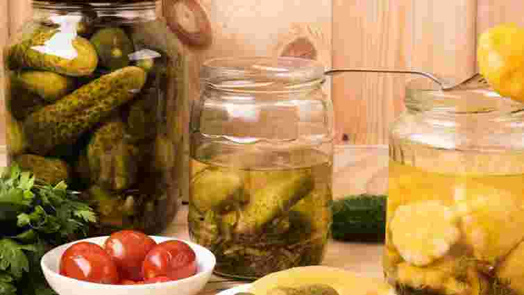 Не тільки засіб від похмілля: 5 способів використати огірковий розсіл на кухні