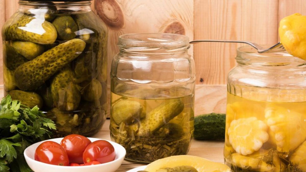 Не тільки засіб від похмілля: 5 способів використати огірковий розсіл на кухні