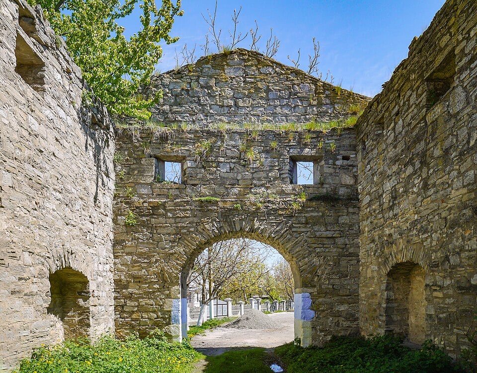Всередині брами (фото з Вікіпедії)