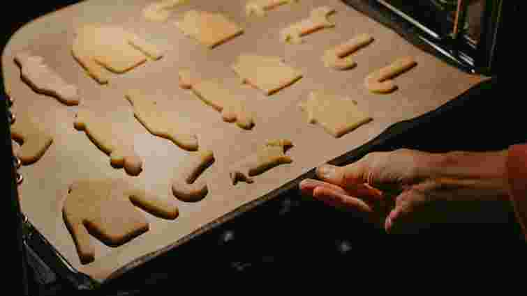 Саме час витягнути з духовки: як визначити готовність печива