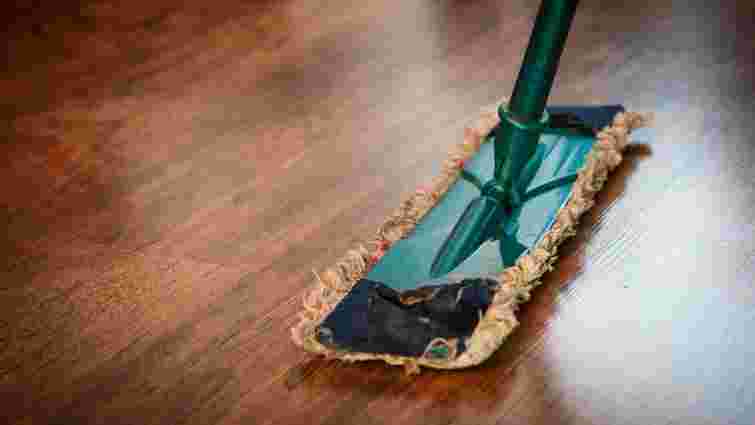 Підлога служитиме довше та блищатиме: три поради, як мити ламінат