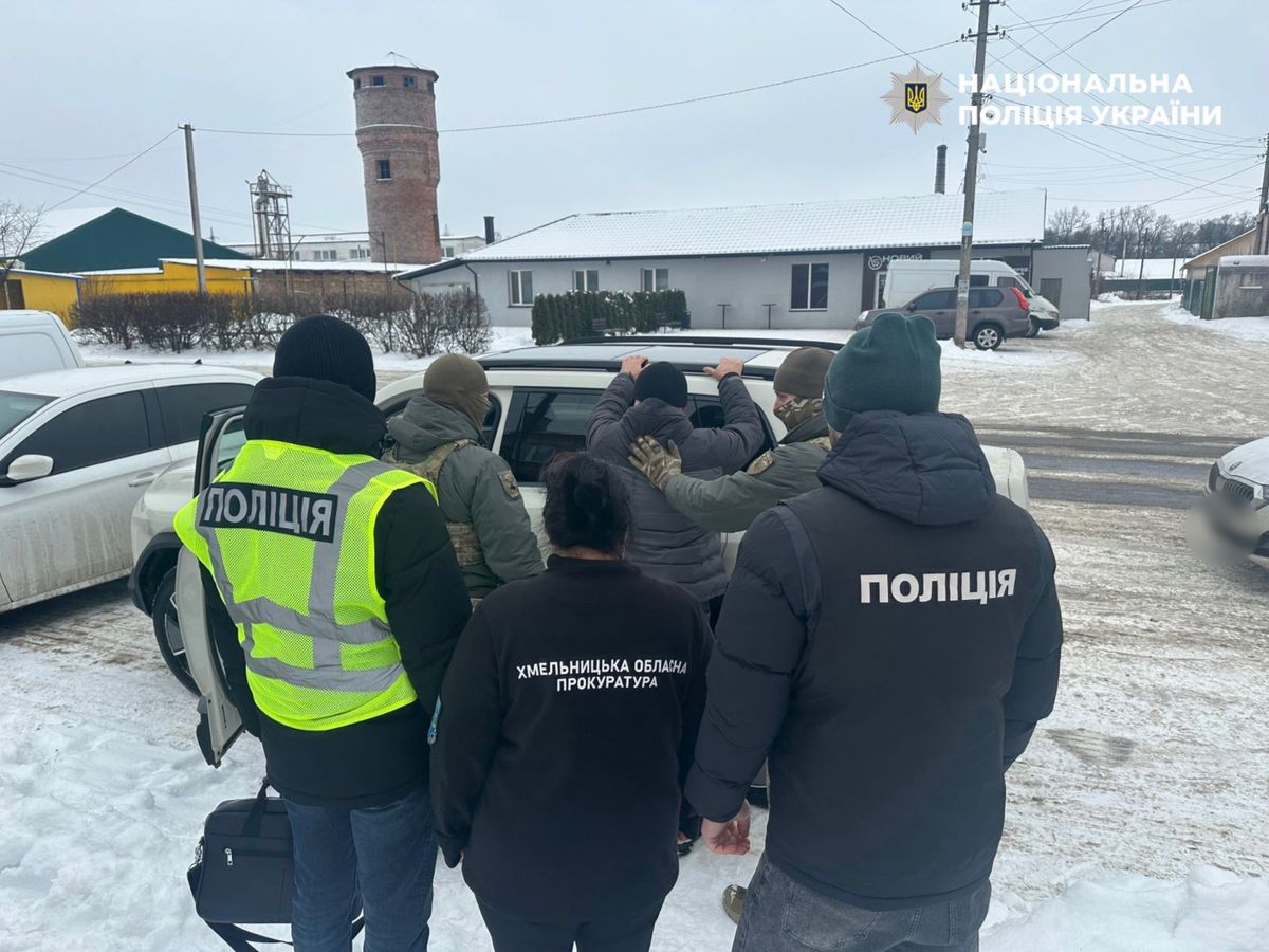 Поліція затримала мешканця Хмельниччини за вимагання 150 тис. доларів у сім’ї військового