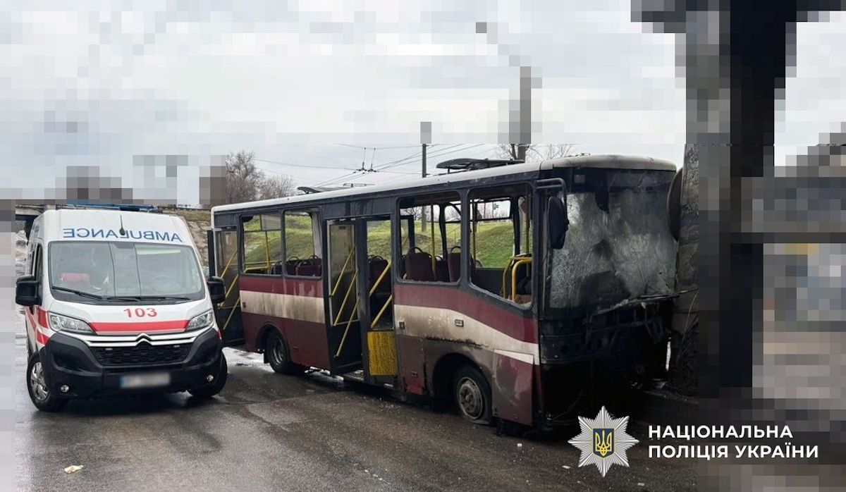 Росіяни вдарили по пасажирському автобусу у Херсоні, загинув водій