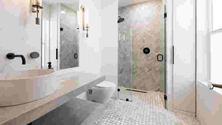 Плитка у ванній має чимало недоліків: яких саме і чим її можна замінити