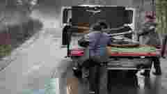 На Донеччині росіяни вдарили по авто комунальників, є загиблий та поранені