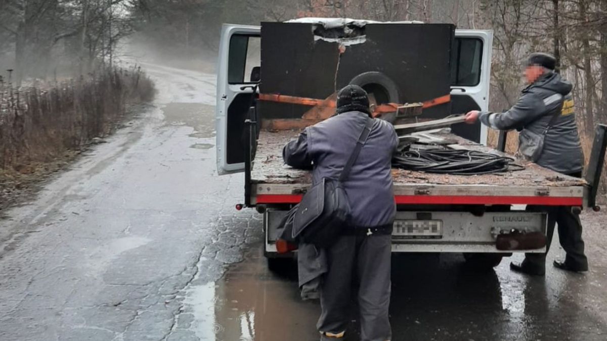 На Донеччині росіяни вдарили по авто комунальників, є загиблий та поранені