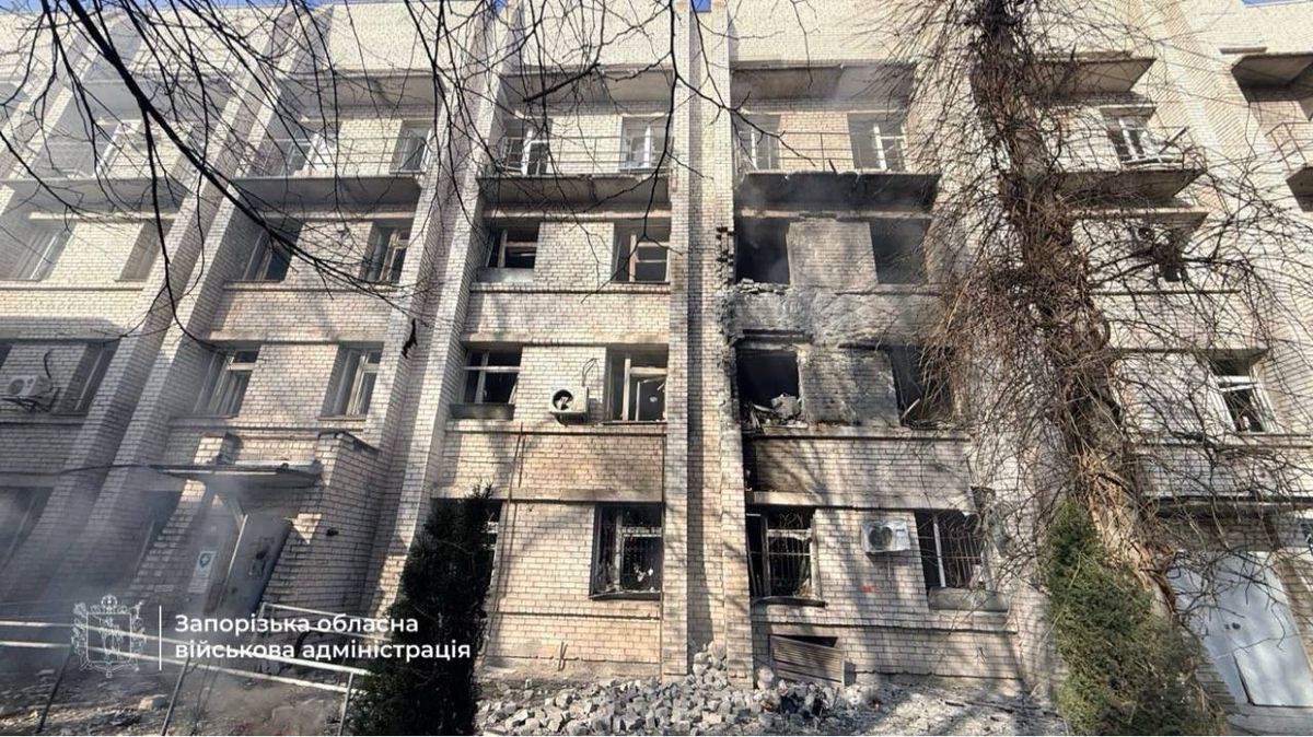 Росіяни вдарили по пологовому будинку в Запоріжжі