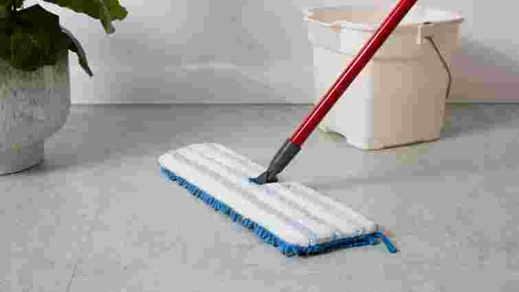 Не обовʼязково брати агресивну хімію: як прибрати чорні сліди від взуття з лінолеуму