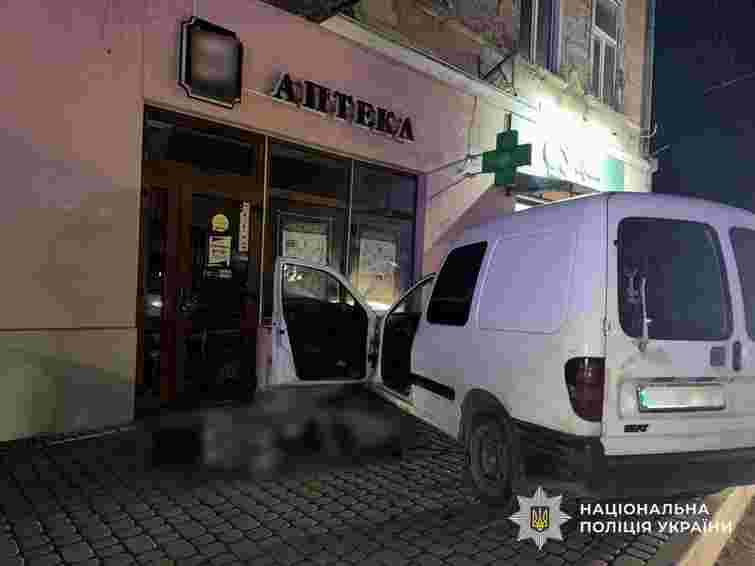 85-річний водій помер за кермом і врізався в аптеку в центрі Ужгорода