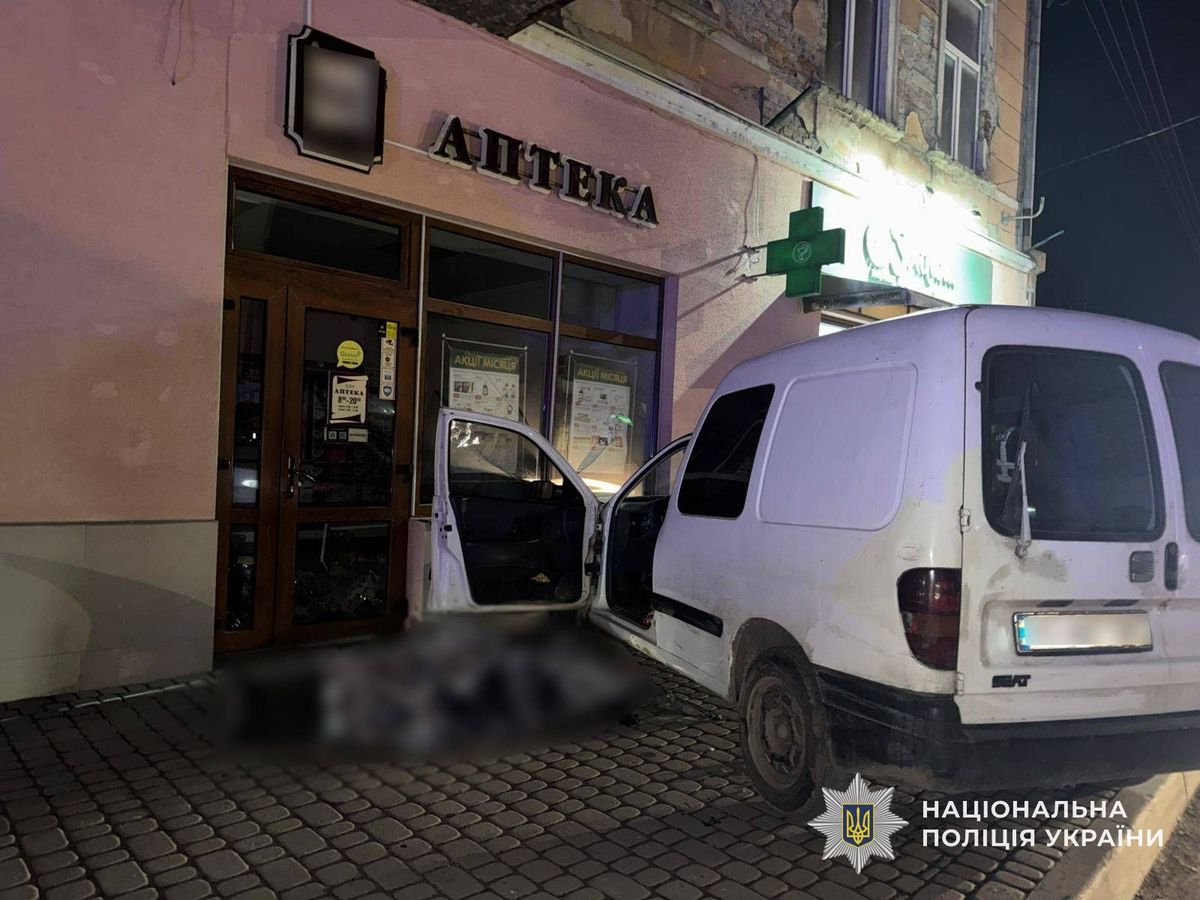 85-річний водій помер за кермом і врізався в аптеку в центрі Ужгорода