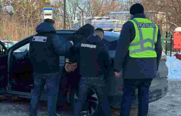 Львівська поліція затримала 29-річного переправника під час одержання 10 тис. доларів