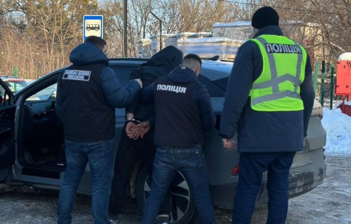 Львівська поліція затримала 29-річного переправника під час одержання 10 тис. доларів