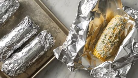 Це небезпечно для здоровʼя: які продукти не можна запікати у фользі