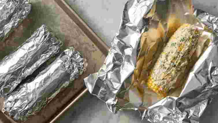 Це небезпечно для здоровʼя: які продукти не можна запікати у фользі