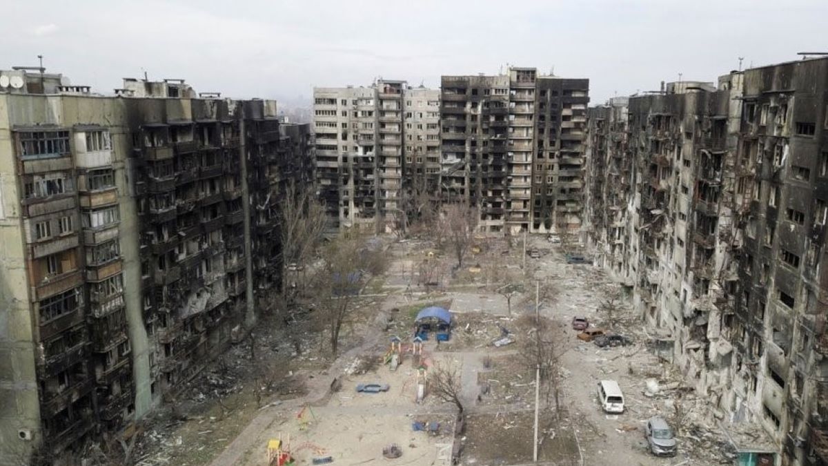 У Маріуполі російські конвоїри розграбували тіла цивільних під час ексгумацій