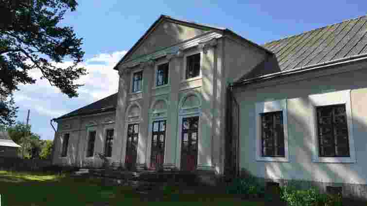 Палац вірменської родини у Новій Скваряві, що став сільрадою