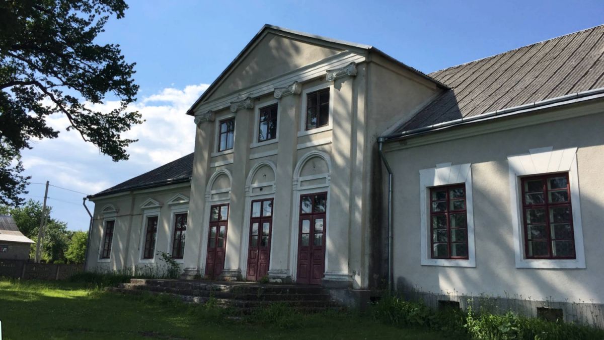 Палац вірменської родини у Новій Скваряві, що став сільрадою