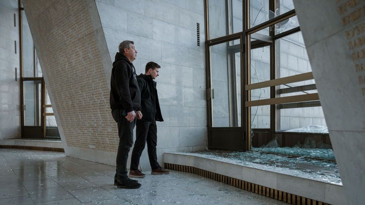 Росіяни під час атаки пошкодили музей біля підніжжя монумента «Батьківщина-мати»
