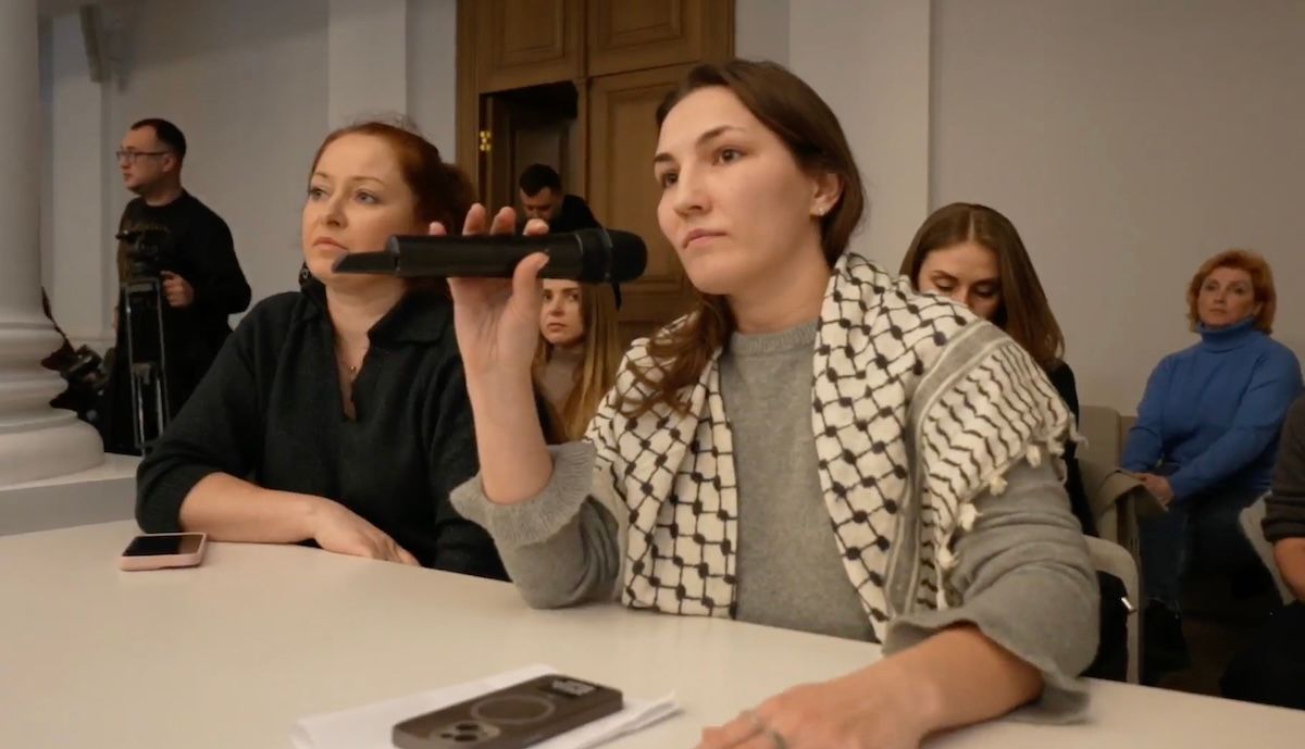 Мати учнів ліцею №75 Соломія Ониськів ставить питання під час зустрічі 