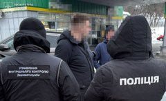 32-річного львів'янина затримали під час передачі 1100 доларів хабаря митнику 