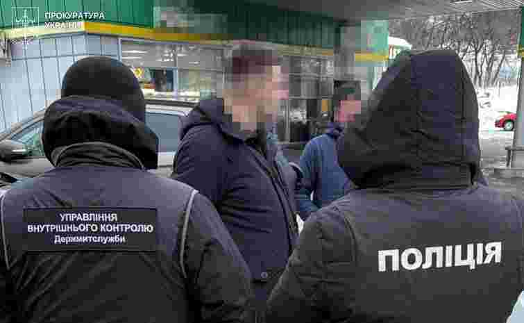 32-річного львів'янина затримали під час передачі 1100 доларів хабаря митнику 