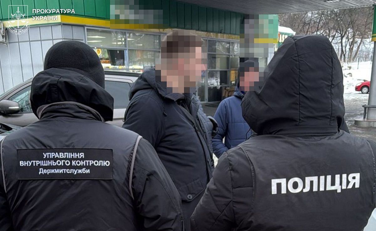 32-річного львів'янина затримали під час передачі 1100 доларів хабаря митнику 
