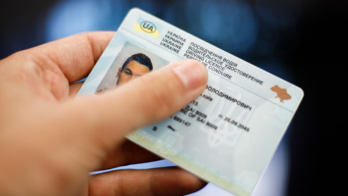 Прикарпатець уник покарання за кермування з підробленим посвідченням