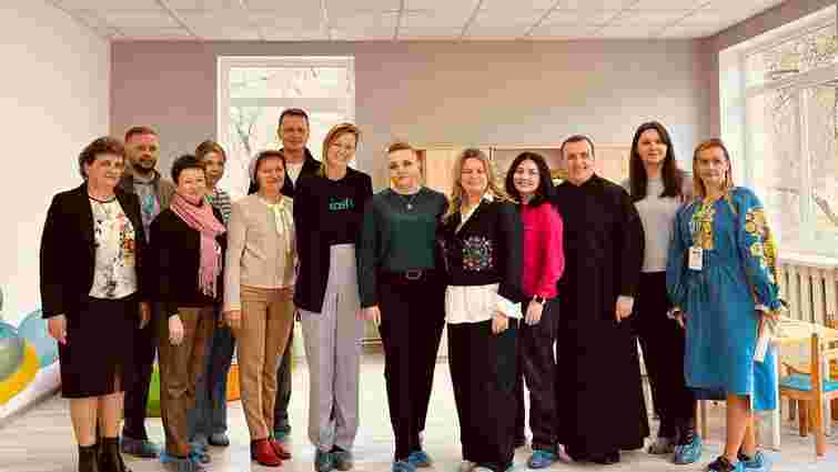 «Діти ведуть за руку до центру»