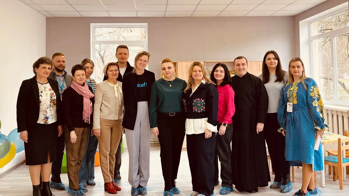 «Діти ведуть за руку до центру»