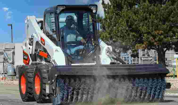 Франківська міськрада за 11 млн грн купила в кредит американську техніку для доріг