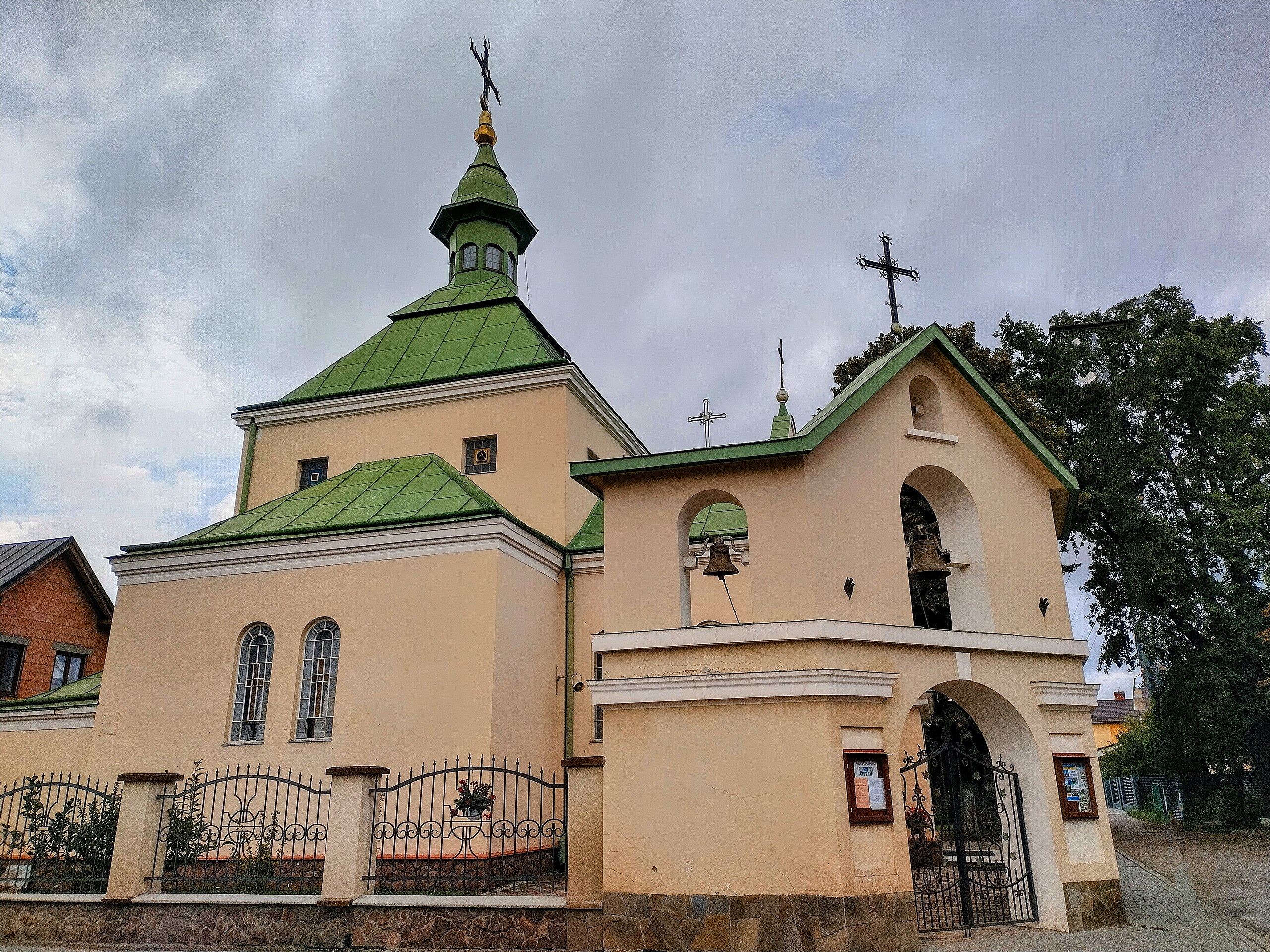 Церква Святого Апостола Андрія і Священномученика Йосафата на Левандівці (фото з Вікіпедії)