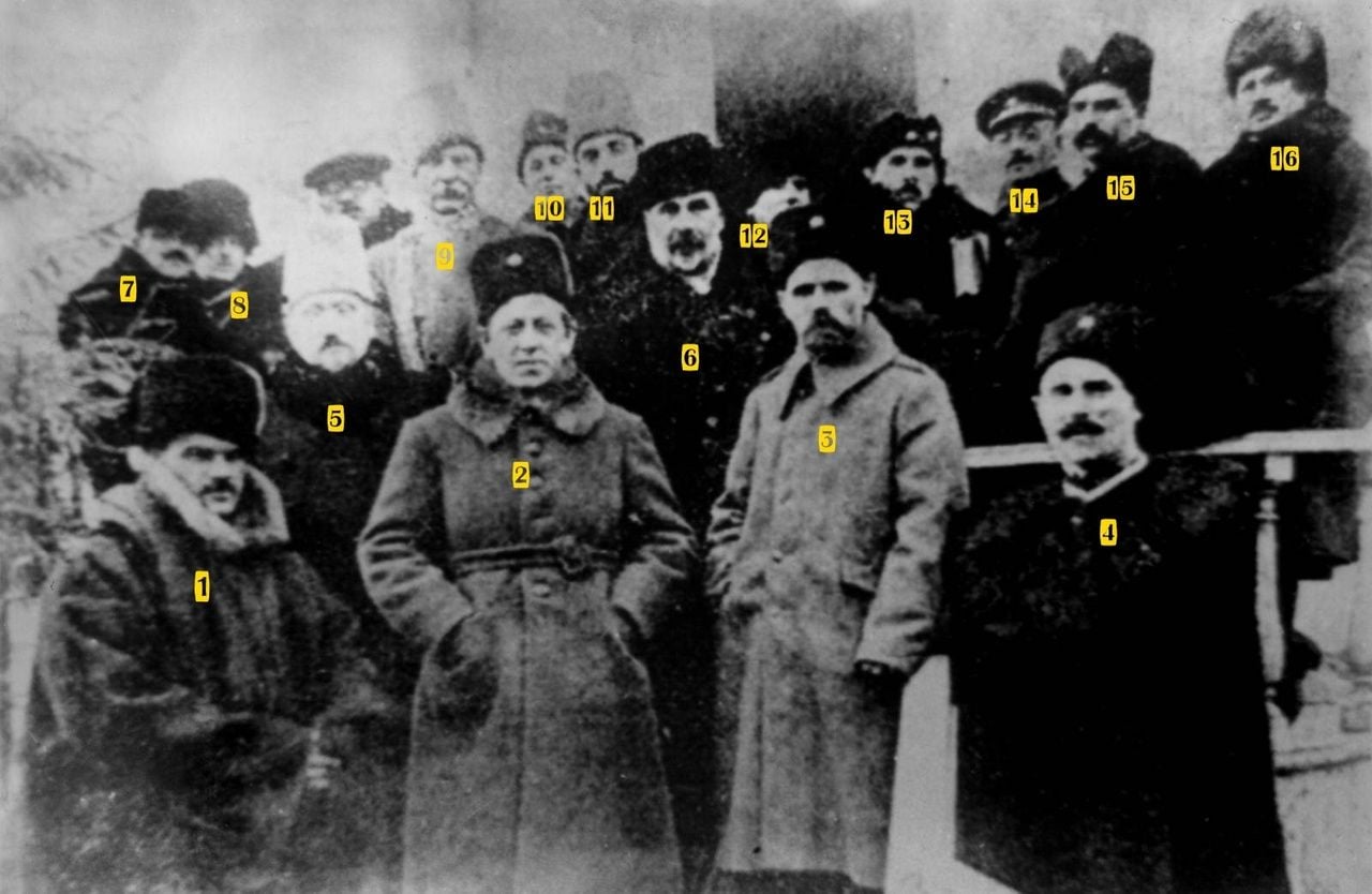 Уряд Директорії та вище командування Армії УНР, 1920 рік. Сергій Тимошенко позначений числом 16 (фото з Вікіпедії)