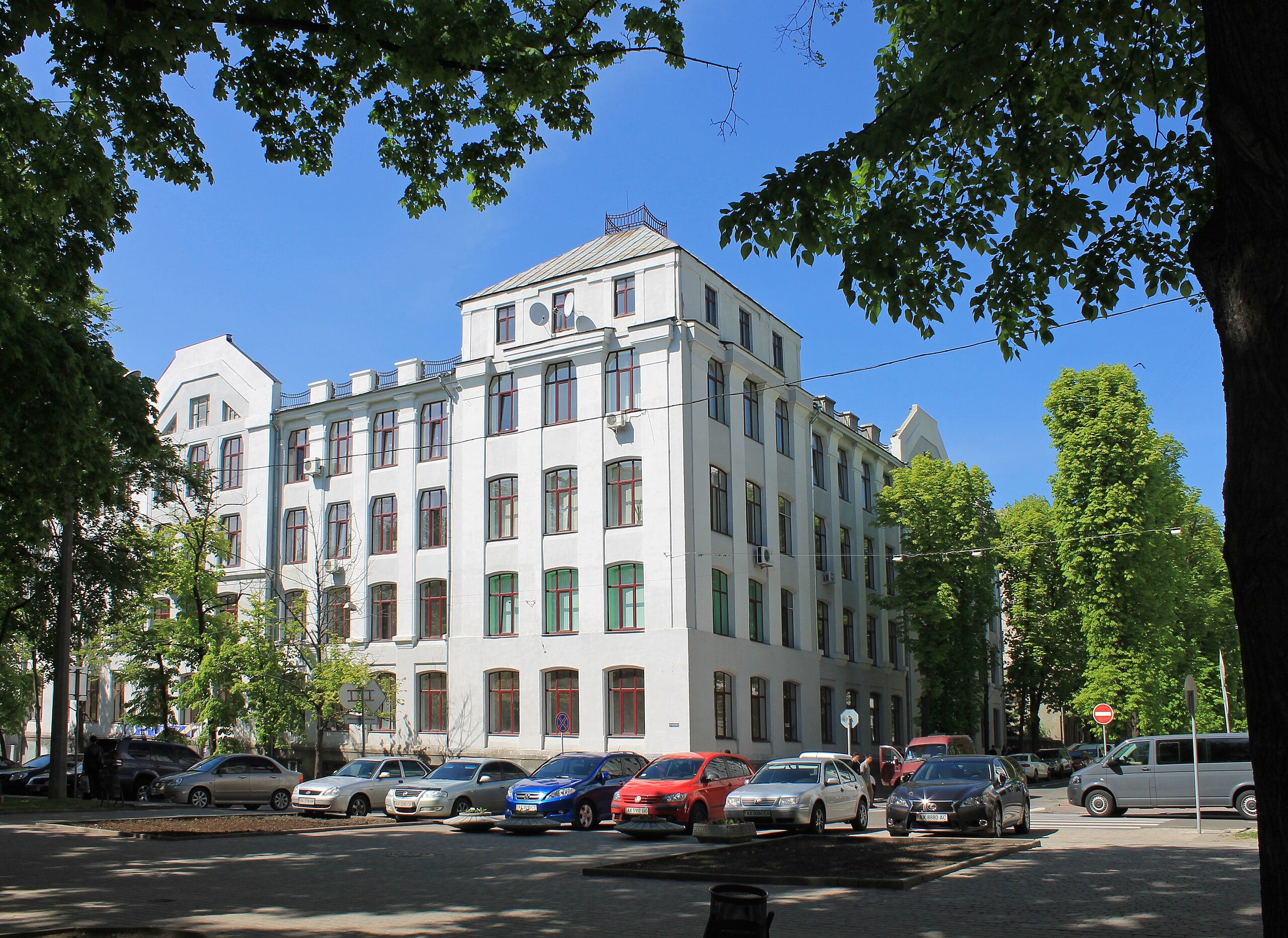 Будівля Народного комісаріату праці у Харкові. До 2022 року була економічним факультетом ХНУ, знищена ракетним ударом (фото з Вікіпедії)