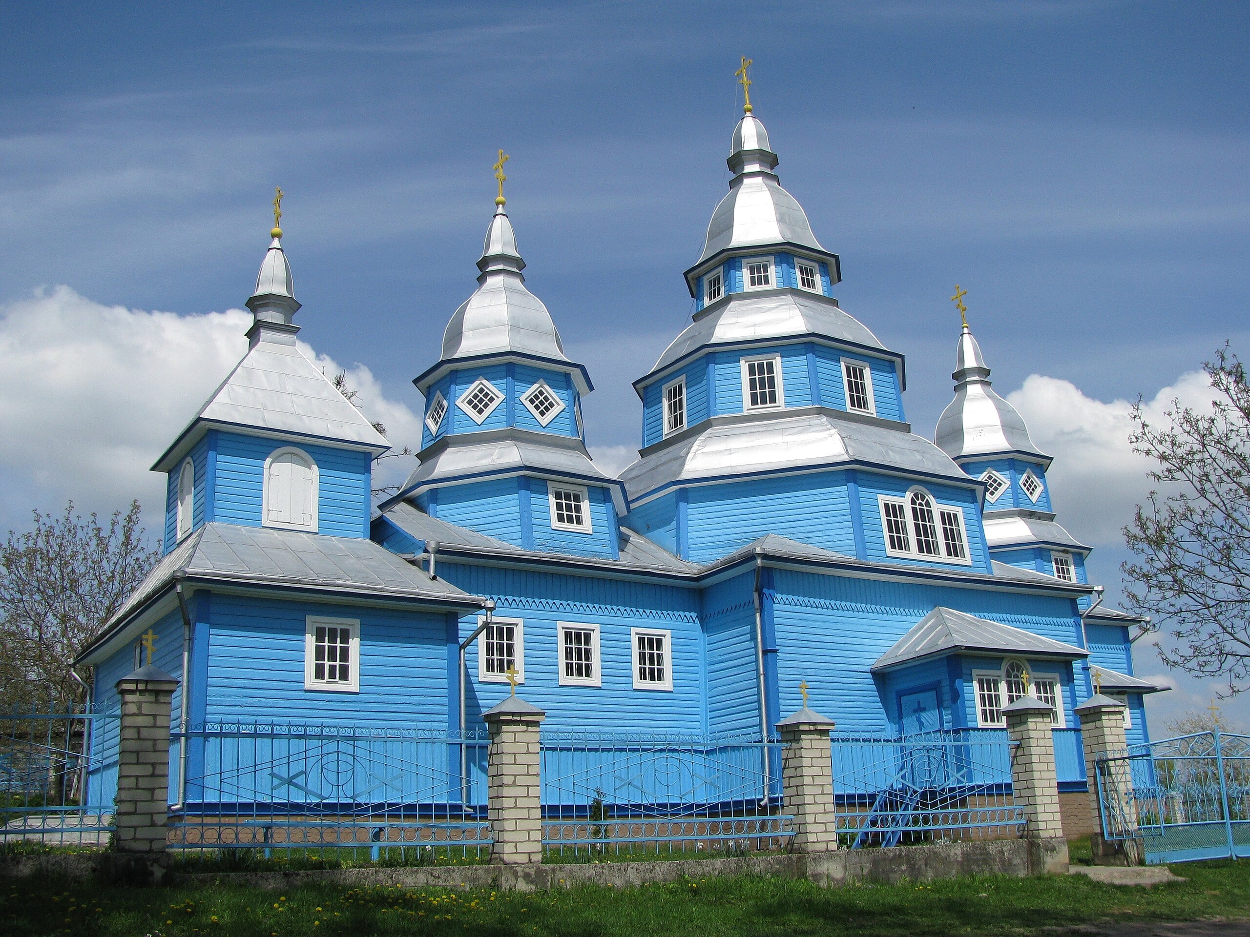 ерев’яна церква Святої Покрови в селі Бронники на Рівненщині (фото з Вікіпедії)