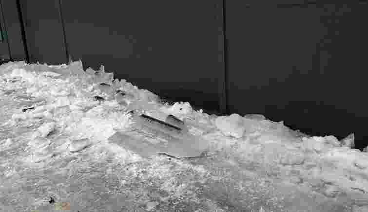 Через падіння брили льоду у Бережанах дитина отримала перелом ноги та струс мозку 