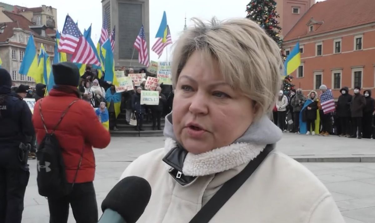 Нагороджена міністром оборони волонтерка організовує проплачені мітинги у Польщі