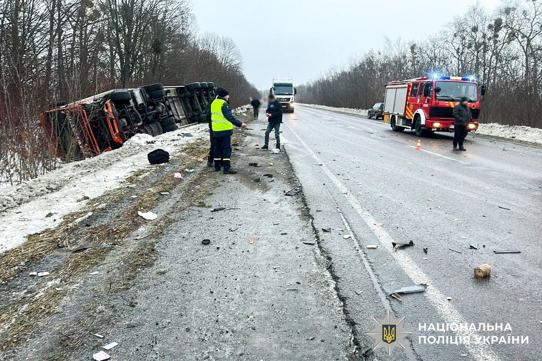Від удару вантажівку перекинуло на узбіччя (фото поліції) 