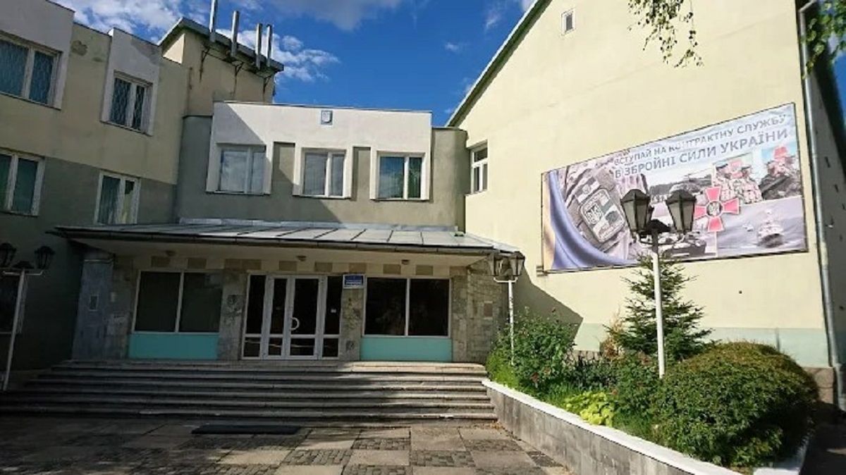 Експосадовець ТЦК на Закарпатті задекларував 240 тис. доларів і чотири квартири