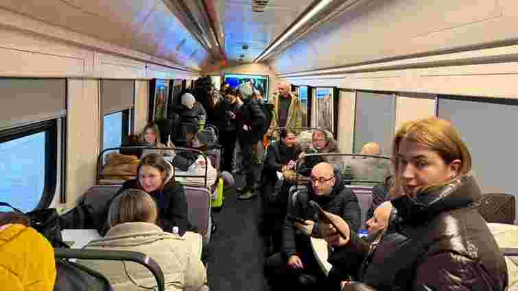 Вокзалу тут немає: де стоять «вагони незламності» від «Укрзалізниці» в Холмі